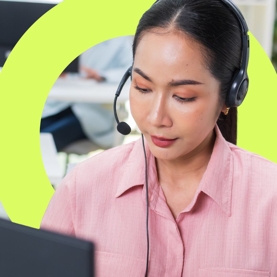 Frau mit Headset vor Computer